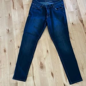 Old Navy Rockstar mid-rise jeans. Almost new condition!